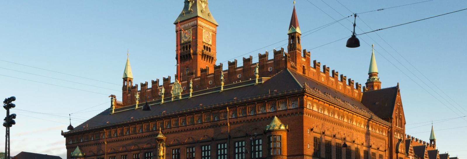 Billedet viser Københavns Rådhus set fra Rådhuspladsen